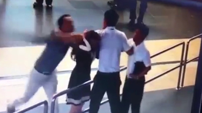 Hình ảnh xô xát giữa nữ nhân viên Cảng Hàng không Nội Bài với hai nam hành khách. Ảnh: Cắt từ clip.