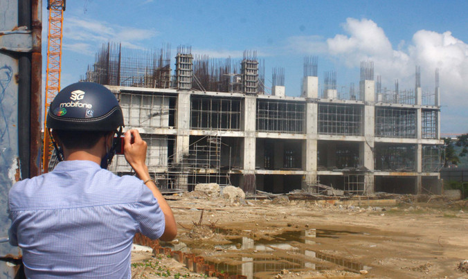 Trung tâm thương mại dịch vụ và căn hộ cao cấp đã được xây dựng khi chưa có giấy phép. Ảnh: Nguyễn Thành.