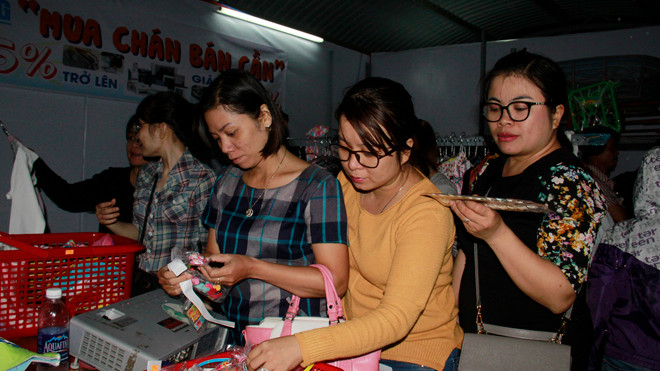 Gian hàng “Mua chán - bán cần” được nhiều công nhân tìm đến để mua đồ tốt giá rẻ. Ảnh: Thanh Trần.