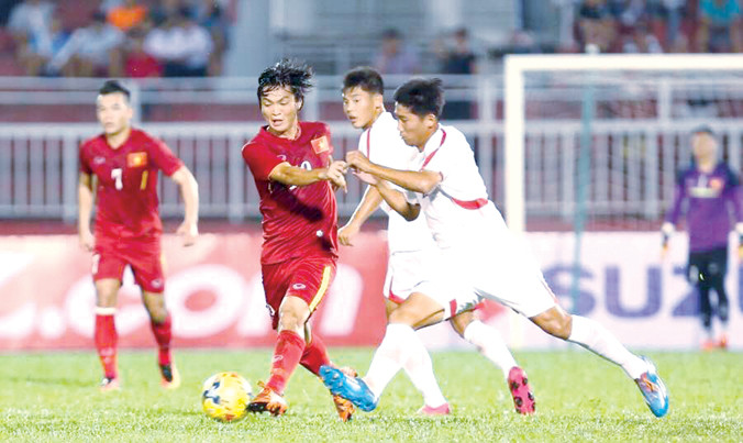 Việc Tuấn Anh (giữa) và Xuân Trường, Công Phượng phải trở về CLB ngay sau trận đấu với CHDCND Triều Tiên cũng là cơ hội để HLV Hữu Thắng thử nghiệm các phương án thi đấu mới. Ảnh: VSI.