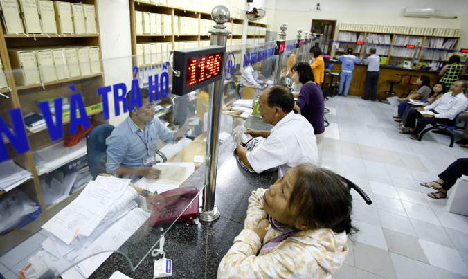 Người nghỉ hưu làm thủ tục nhận lương tại BHXH Hà Nội. Ảnh: Như Ý.