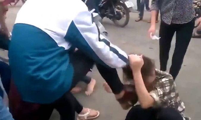 Hình ảnh bạo hành học đường tràn lan trên mạng xã hội. Ảnh: Cắt từ clip.