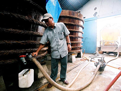 Một cơ sở sản xuất nước mắm truyền thống ở Phú Quốc. Ảnh: Dân Trí