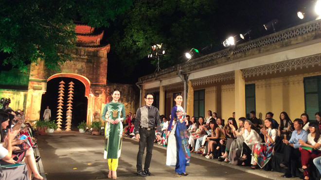 Trình diễn áo dài trong họp báo Festival Áo dài Hà Nội. Ảnh: Tú Quyên.