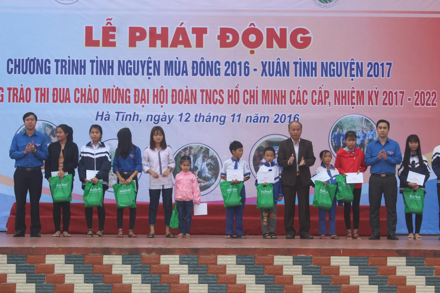 Đ/c Phan Kỳ - Phó Bí thư Tỉnh đoàn, Phó Chủ tịch Thường trực Hội LHTN Việt Nam tỉnh và đ/c Lê Thành Đông - Phó Bí thư Tỉnh đoàn trao quà cho các em học sinh có hoàn cảnh đặc biệt khó khăn vươn lên học giỏi.