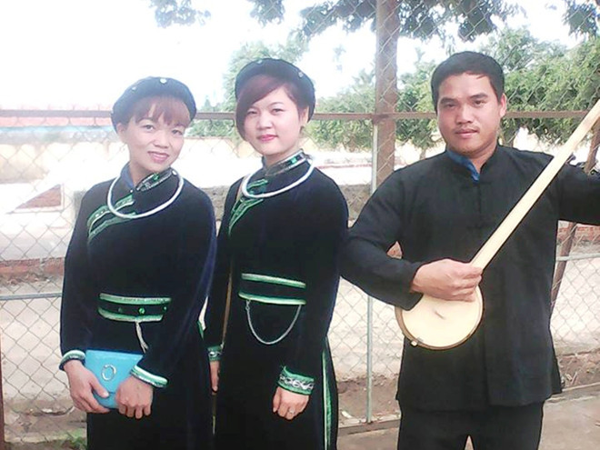 Anh Tân cùng cây đàn tính tự tay chế tác.