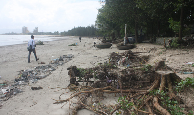 Đoạn bờ biển xung yếu tại tổ 4, tổ 5 (Hòa Hiệp Bắc) được cho nằm ngoài dự án kè biển Liên Chiểu.