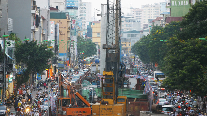 Công trường đường sắt đô thị thi công chậm, gây ùn tắc trên đường Cầu Giấy - Xuân Thủy nhiều năm qua (ảnh chụp ngày 6/10). Ảnh: Như Ý.