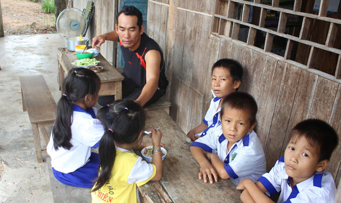 Thầy Nguyễn Quốc Thắng chuẩn bị cơm cho học trò.