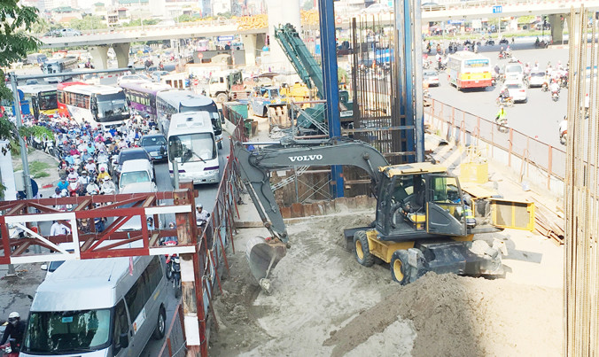Bị công trường tuyến ĐSĐT chiếm hơn một nửa, hơn 2 năm nay tuyến đường Cầu Giấy - Xuân Thủy thường xuyên bị ùn tắc kéo dài. Ảnh: Anh Trọng.