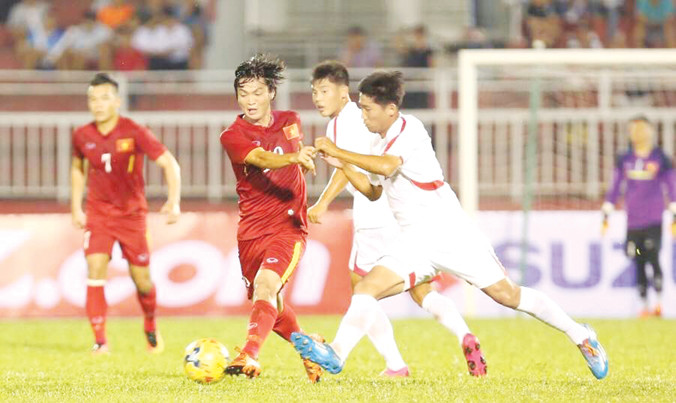 Tuấn Anh (đi bóng) cùng Xuân Trường là cặp tiền vệ chơi nổi bật trong chiến thắng 5-2 trước CHDCND Triều Tiên ở trận giao hữu cuối tuần trước. Ảnh: VSI .