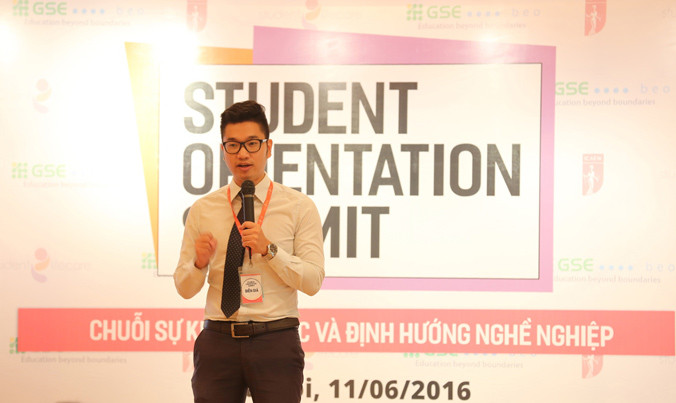 Hà Ngọc Anh trong lần tư vấn du học cho các bạn sinh viên.