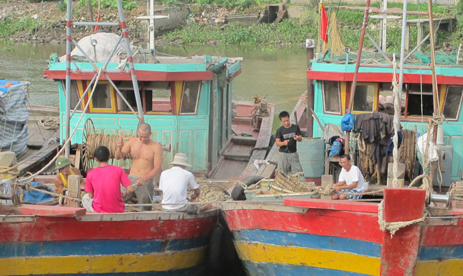 Ngư dân chuẩn bị ngư lưới cụ cho chuyến ra khơi. Ảnh: Phạm Thanh.