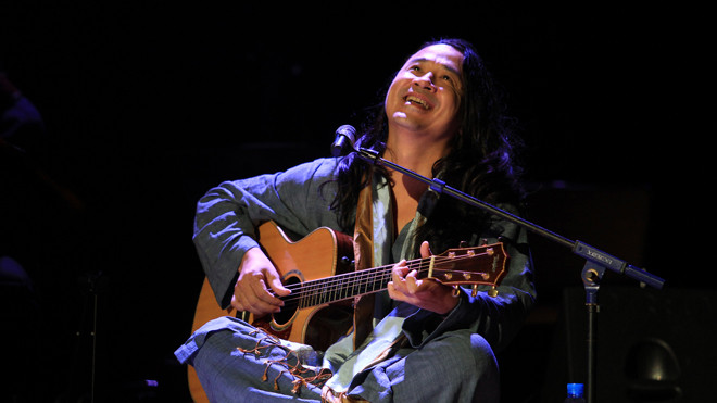 Lê Minh Sơn tái xuất với những bài hát phản ánh những bức xúc của đời sống. Ảnh: N.M.Hà.