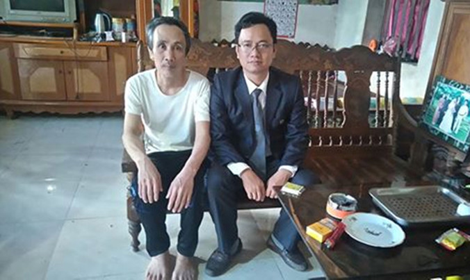 Ông Hàn Đức Long (trái) và luật sư Ngô Ngọc Trai.