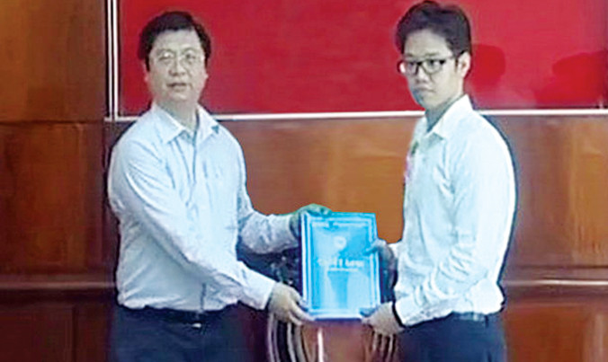 Ông Vũ Minh Hoàng (bìa phải).