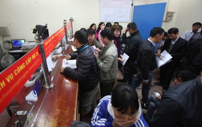 Xếp hàng tại Bộ phận một cửa Sở Giao thông Vận tải Hà Nội số 2 Phùng Hưng (Hà Đông) để đổi giấy phép lái xe vật liệu giấy bìa sang vật liệu nhựa tổng hợp PET. Ảnh: Vnexpress