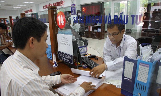 Tiếp nhận hồ sơ tại Sở KH&ĐT Hà Nội. Ảnh: Hồng Vĩnh.