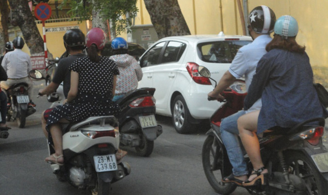 Cản trở giao thông trên phố “vệ tinh”