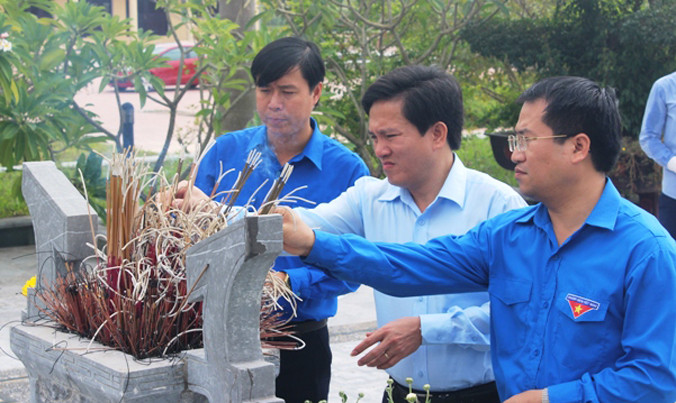 Thắp hương tri ân Anh hùng Lý Tự Trọng.