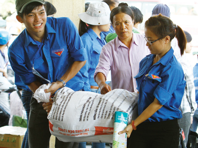 Thanh niên tình nguyện tiếp sức mùa thi. Ảnh: Ngọc Châu.