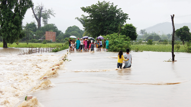 Đập tràn ở Gia Lai bị ngập khoảng 1m.