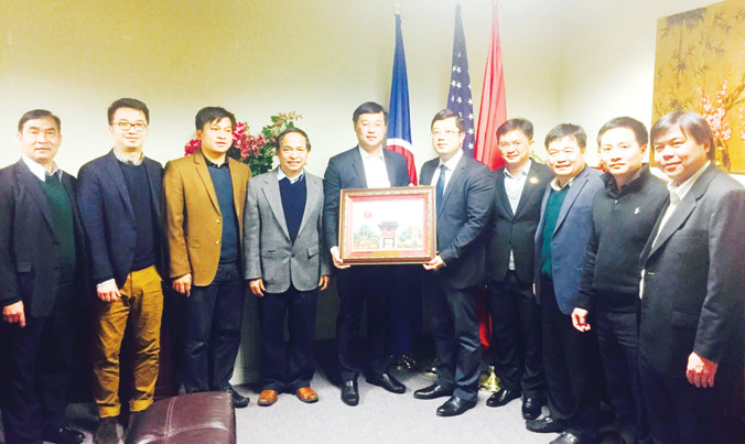 Bí thư thứ nhất T.Ư Đoàn Lê Quốc Phong trao quà cho Phó Tổng lãnh sự Ngô Quang Anh.