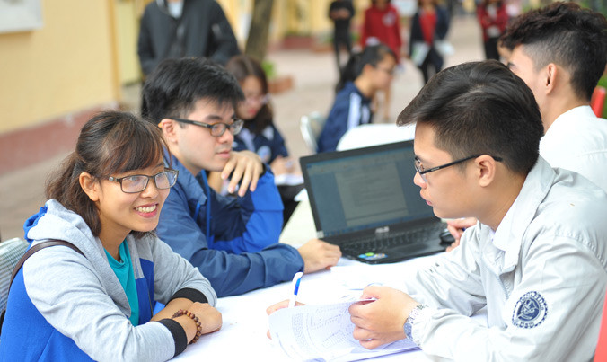 Nhiều sinh viên tham dự các hoạt động tư vấn, chia sẻ tại ngày hội việc làm. Ảnh: Xuân Tùng.