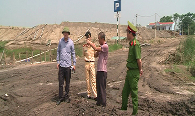 Lực lượng chức năng kiểm tra, xử lý vi phạm đối với doanh nghiệp Sáu Hằng. Ảnh: ND.