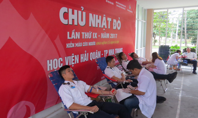 Học viên Học viện Hải quân tham gia hiến máu tình nguyện.