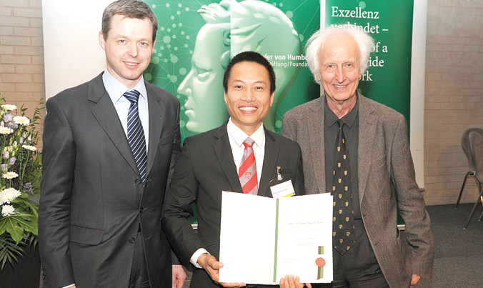 PGS-TS Nguyễn Xuân Hùng (giữa), người duy nhất của Việt Nam được 3 năm liên tiếp có tên trong danh sách hơn 3.000 nhà khoa học thế giới có ảnh hưởng.