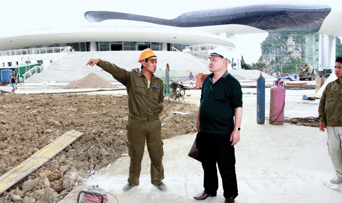 Ông Nguyễn Tăng Cường chỉ đạo kỹ sư thi công Cung quy hoạch, hội chợ và triển lãm tỉnh Quảng Ninh. Ảnh: Minh Ðức.