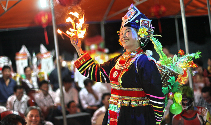 Đồng thầy Nguyễn Thị Nga trong một giá hầu năm 2010, thời điểm còn khá nhạy cảm với hầu đồng. Ảnh: Lan Hương.