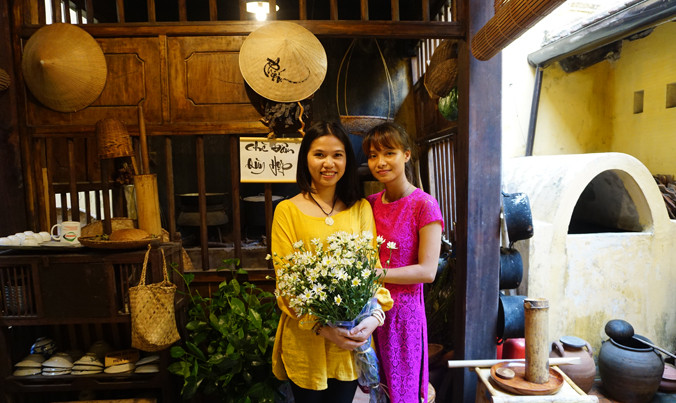 Cô chủ quán Phạm Minh Hậu (trái) và Nguyễn Minh Lý - hai “nghệ nhân” chè đâm Quỳ Hợp tại Hà thành. Ảnh: L.A.