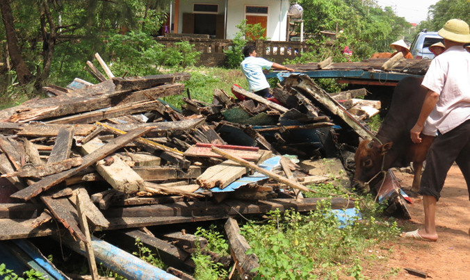 Chiếc tàu của vợ chồng ông Hùng bà Hương chỉ còn lại đống gỗ vụn.