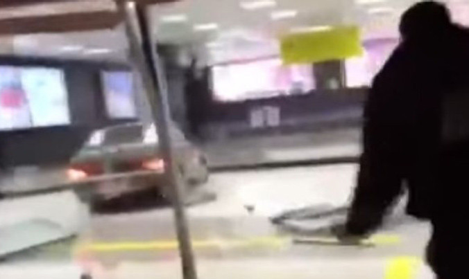 Lái xe xuyên sân bay vì tình