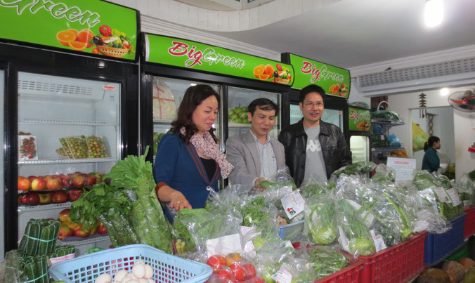 Đoàn cán bộ Viện Nghiên cứu rau quả kiểm tra sản phẩm tại một hệ thống cửa hàng rau sạch. Ảnh: Hồng Vĩnh.