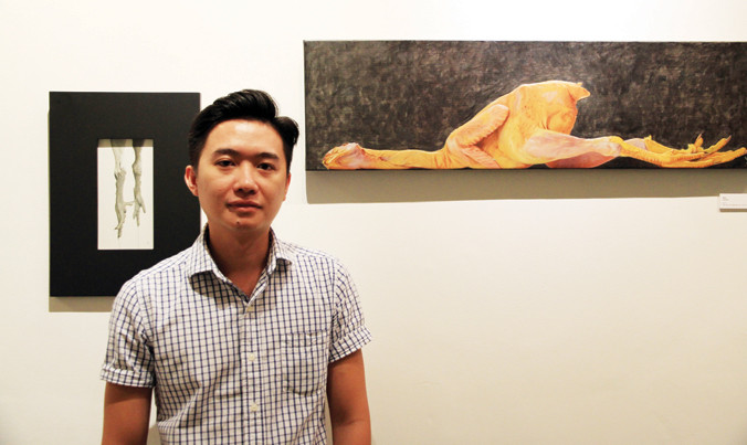 Nguyễn Đình Hoàng Việt và tác phẩm. Ảnh: N.M.Hà.