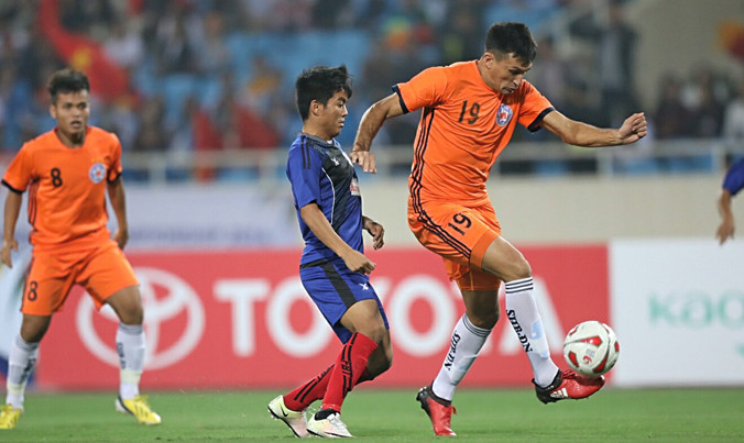 SHB Đà Nẵng (áo màu sáng) đã không thể thắng nổi Yadanarbon (áo màu đậm) dù có lợi thế sân nhà.