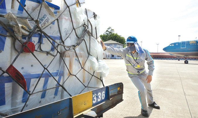Người lao động di cư làm công nhân ở thành phố lớn chịu nhiều khó khăn về nhà ở, môi trường sống. Ảnh: Sỹ Lực.