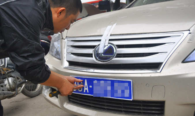 Chánh văn phòng Ban ATGT tỉnh Lào Cai Trần Ngọc Sơn đề nghị xóa bỏ biển xanh, biển đỏ đối với xe công. Ảnh: Nguyễn Hoàn.