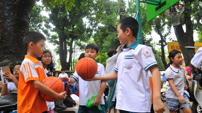 Lôi kéo các bạn trẻ tham gia các hoạt động tích cực, có sự tương tác của nhiều người là một trong những cách “chống nghiện” Facebook hữu hiệu. Ảnh: Hồng Vĩnh.