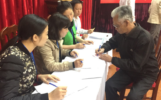 Hình ảnh tại buổi bốc thăm căn hộ tạm cư của 54 hộ dân đầu tiên tự nguyện di dời khỏi một số chung cư cũ xuống cấp nguy hiểm trên địa bàn quận Ba Đình. Ảnh: Kinh tế đô thị