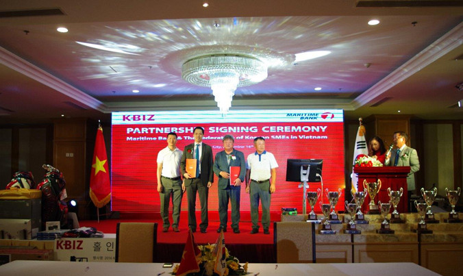 Ông Huỳnh Bửu Quang - Tổng Giám đốc Maritime Bank và ông Lee Chung Keun (thứ 2 từ phải sang) - Chủ tịch Hiệp hội DNVVN Hàn Quốc tại Việt Nam.