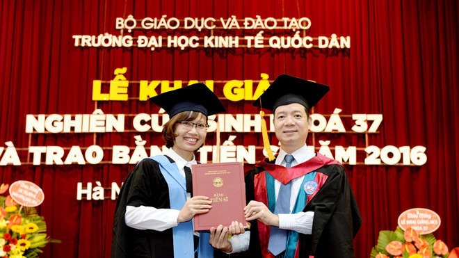 Một buổi lễ trao bằng cho tiến sĩ. Ảnh: KTQD.