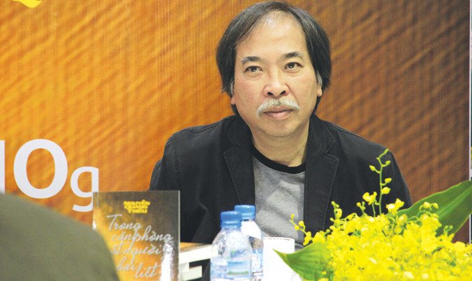 Tại buổi ra mắt cuốn Trong căn phòng một người bại liệt, Phạm Ngọc Tiến tuyên bố “trọng văn của Thiều hơn thơ”; còn Nguyễn Quang Thiều tự nhận thiên về thơ ca, “khả năng văn xuôi hơi kém”. Ảnh: N.M.Hà.