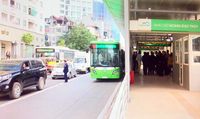 Buýt nhanh lăn bánh thử nghiệm trên đường Lê Văn Lương.