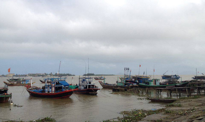 Luồng lạch ra vào bị "khóa" khiến hàng loạt tàu thuyền phải nằm bờ.