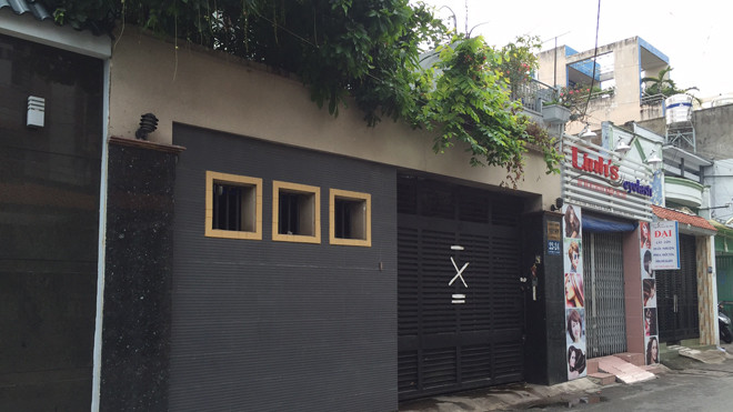 Ngân hàng niêm phong nơi ở của gia đình ông Sơn, bà Thúy và cũng là Chi nhánh Công ty TNHH thương mại Thúy Sơn, số 22-24 Ca Văn Thỉnh, phường 11, quận Tân Bình. Ảnh: Quốc Ngọc.