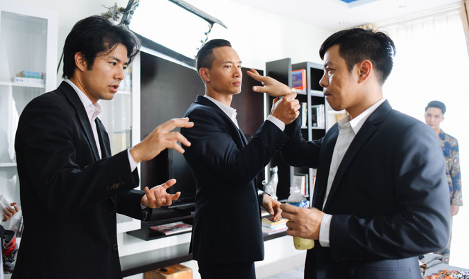 Đạo diễn Ken Ochiai (sinh năm 1983, bìa trái) ấn tượng với năng lượng của dàn diễn viên “Vệ sĩ Sài Gòn”.